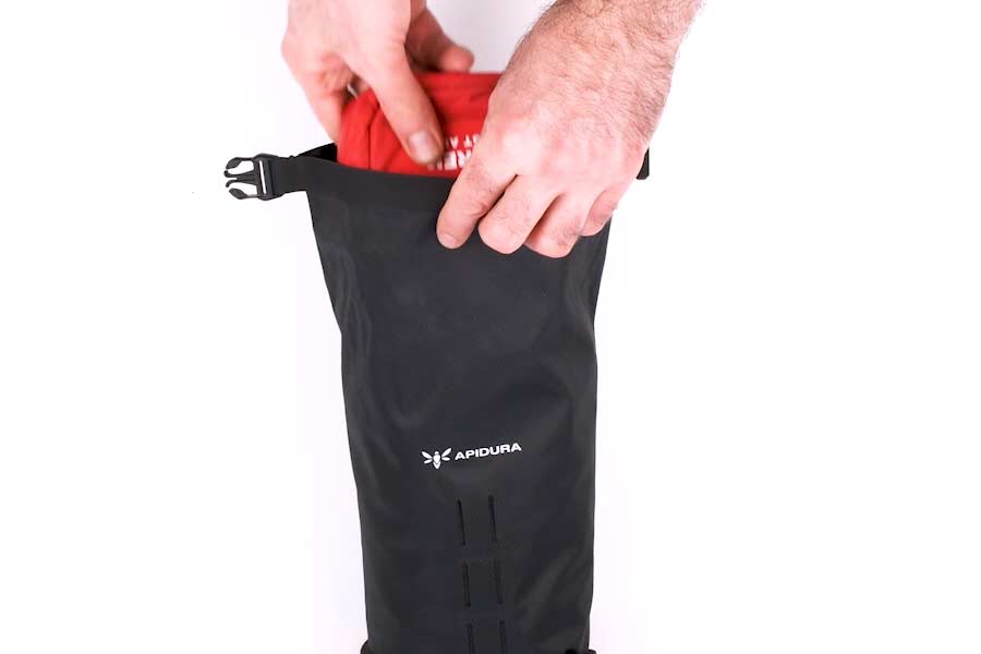Zamknięcie rolowane i zawór SoftVent Air Valve w Apidura Expedition Cargo Cage Pack