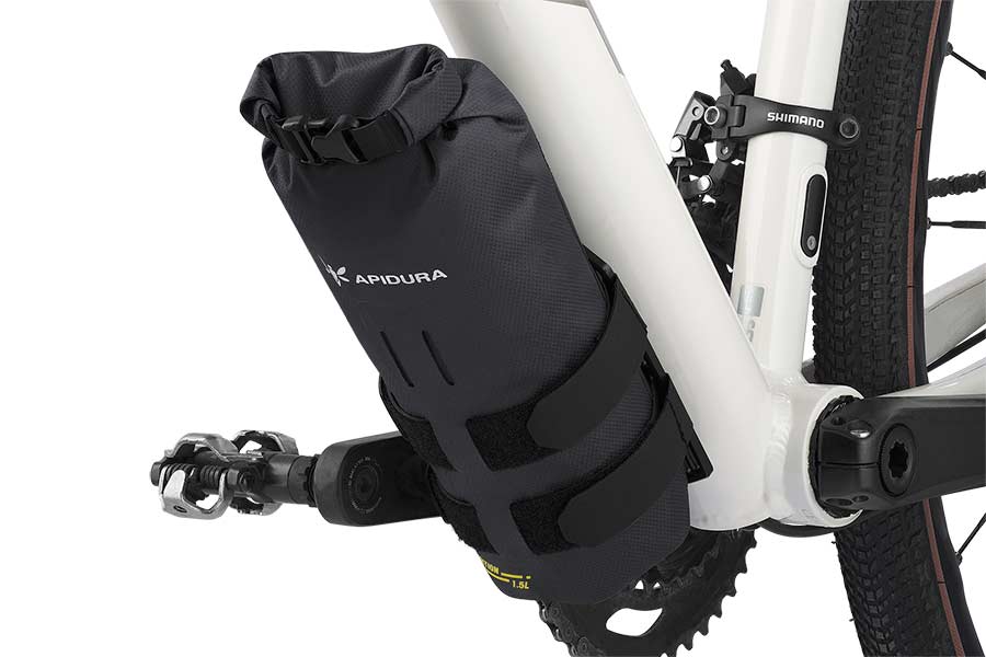 Torba do koszyka Apidura Expedition Cargo Cage zamontowana pod dolną rurą