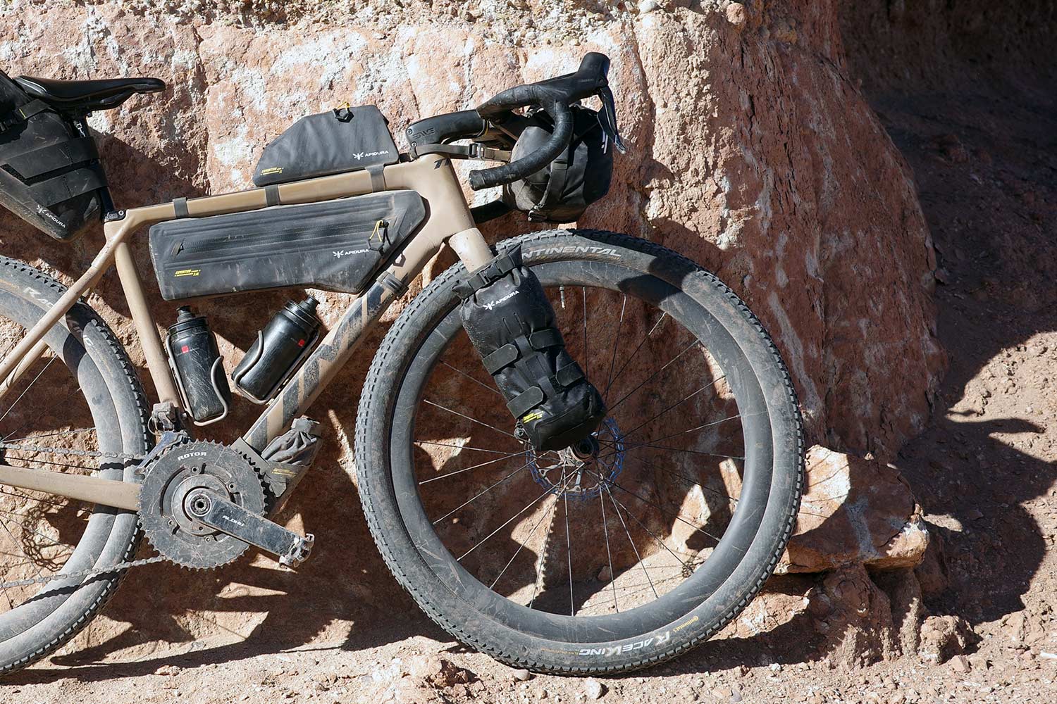 Bikepacking z torbą do koszyka Apidura Expedition Cargo Cage