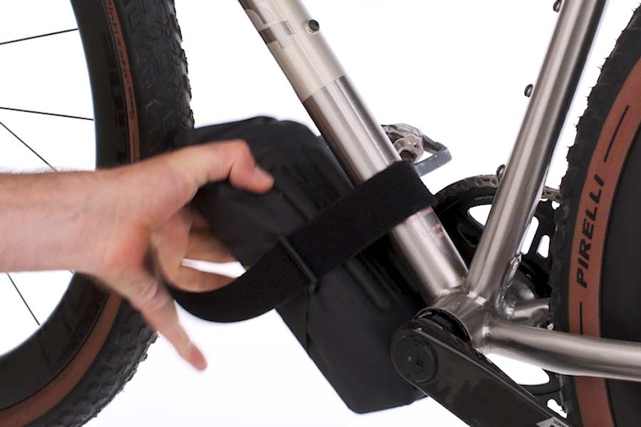 Fixation velcro en un seul geste de l'Apidura Expedition Downtube Pack