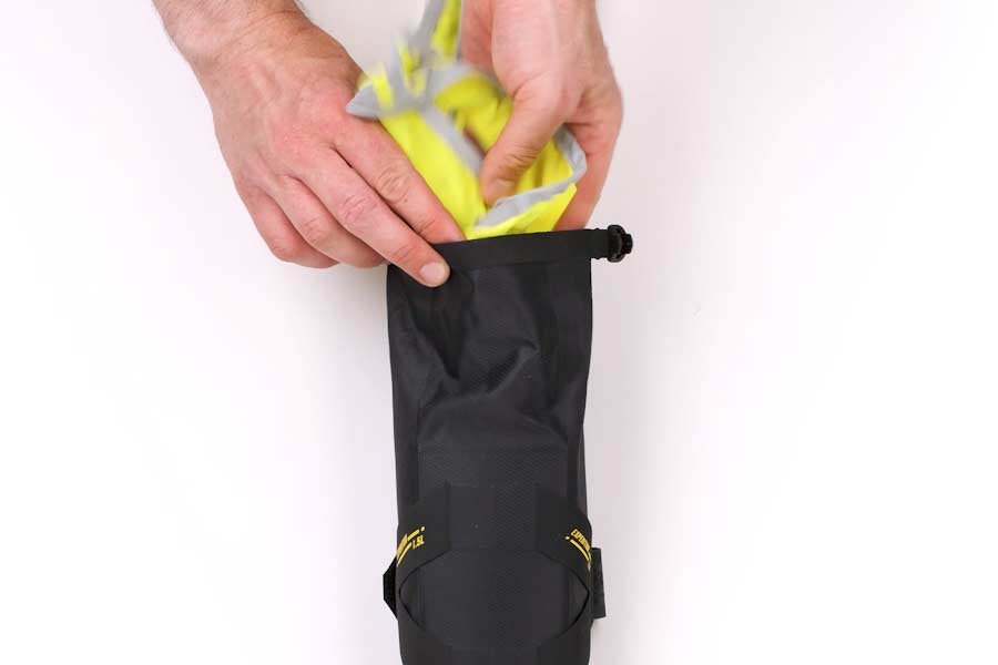 Fermeture enroulable de l'Apidura Expedition Downtube Pack