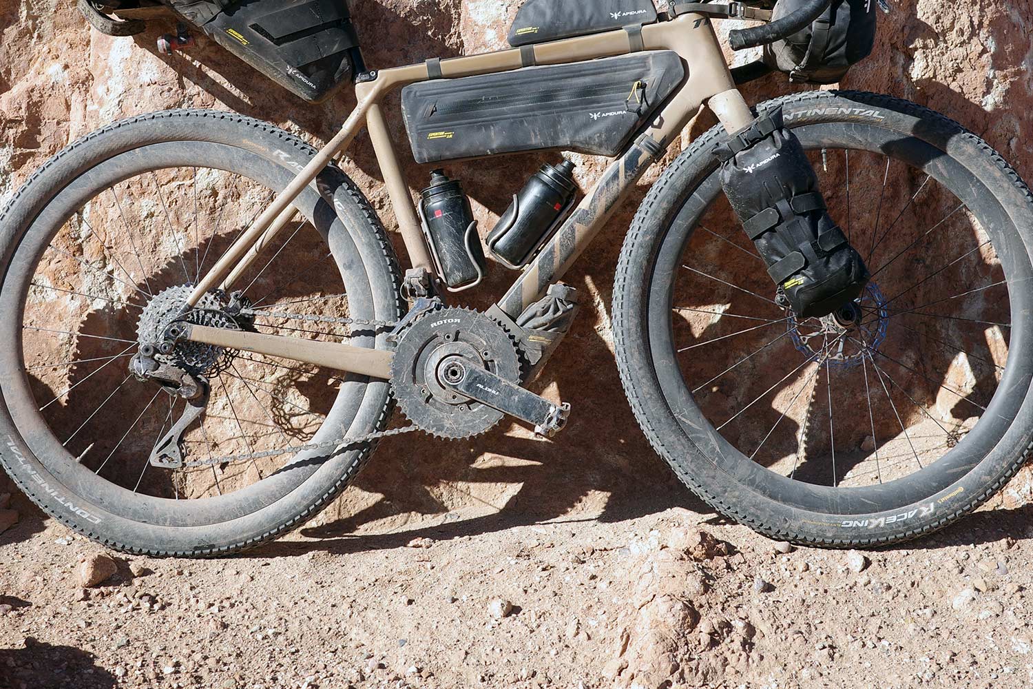 Bikepacking avec la Sacoche de tube diagonal Apidura Expedition