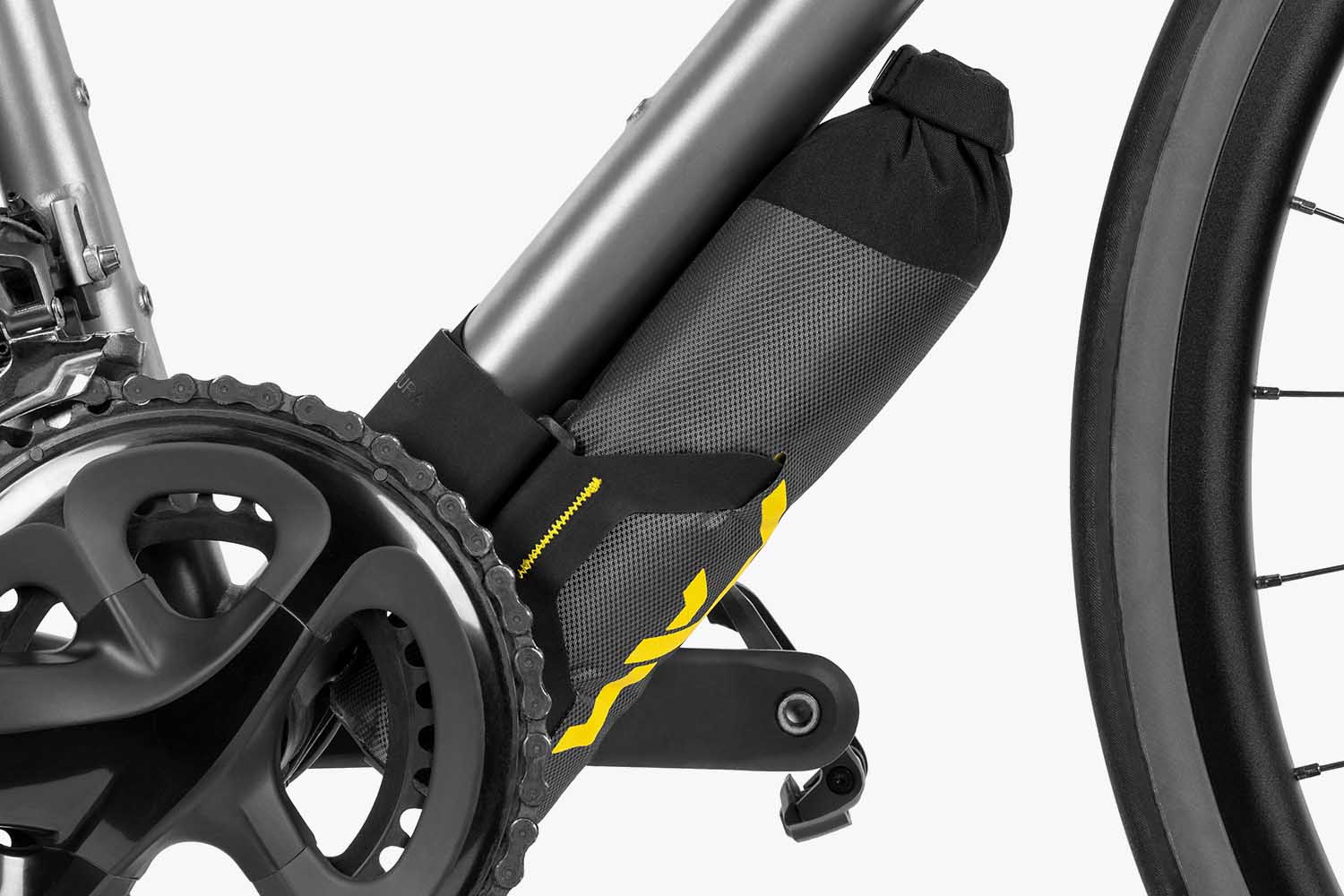Apidura Expedition Unterrohrtasche, an einem Rad montiert