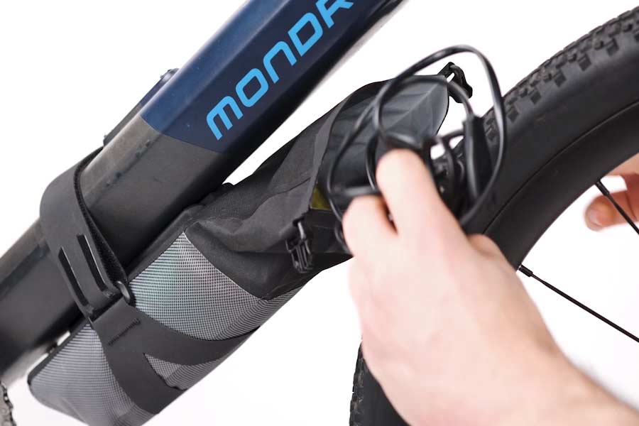 Intérieur antichoc doublé de mousse de l'Apidura Expedition E-Bike Charger Pack