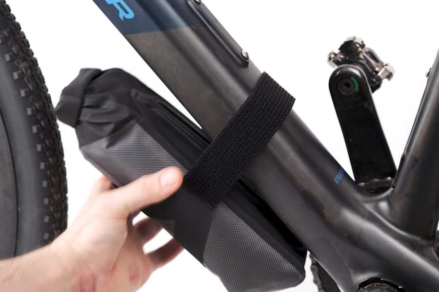 Sangle velcro en un seul geste de l'Apidura Expedition E-Bike Charger Pack