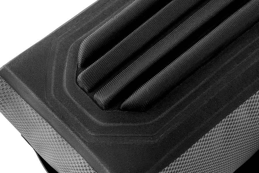 Canal de compression en mousse à l'arrière de l'Apidura Expedition E-Bike Charger Pack
