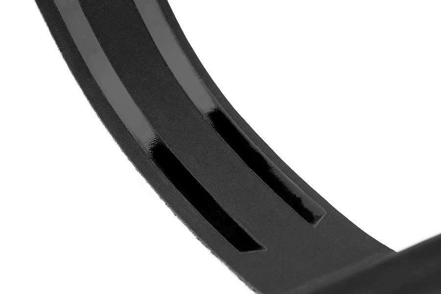 Sangle antidérapante doublée de silicone de l'Apidura Expedition E-Bike Charger Pack
