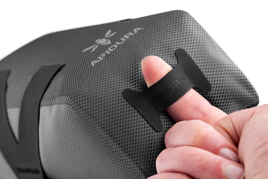 Tirette de l'Apidura Expedition E-Bike Charger Pack