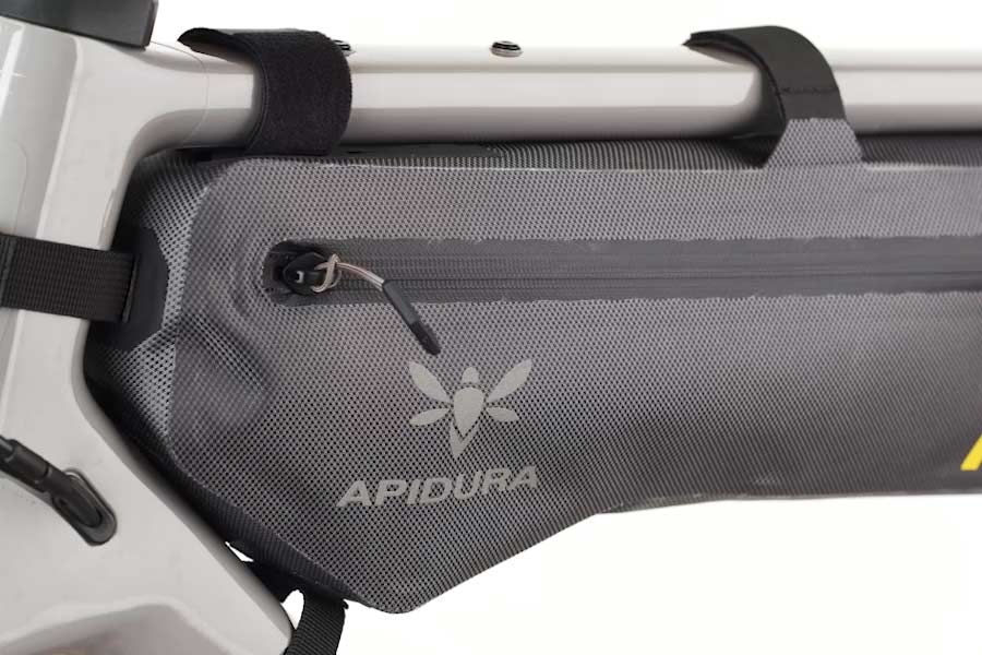 Poche plus petite côté opposé à la transmission de l'Apidura Expedition Frame Pack