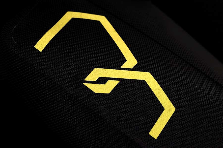 Graphismes réfléchissants de l'Apidura Expedition Frame Pack
