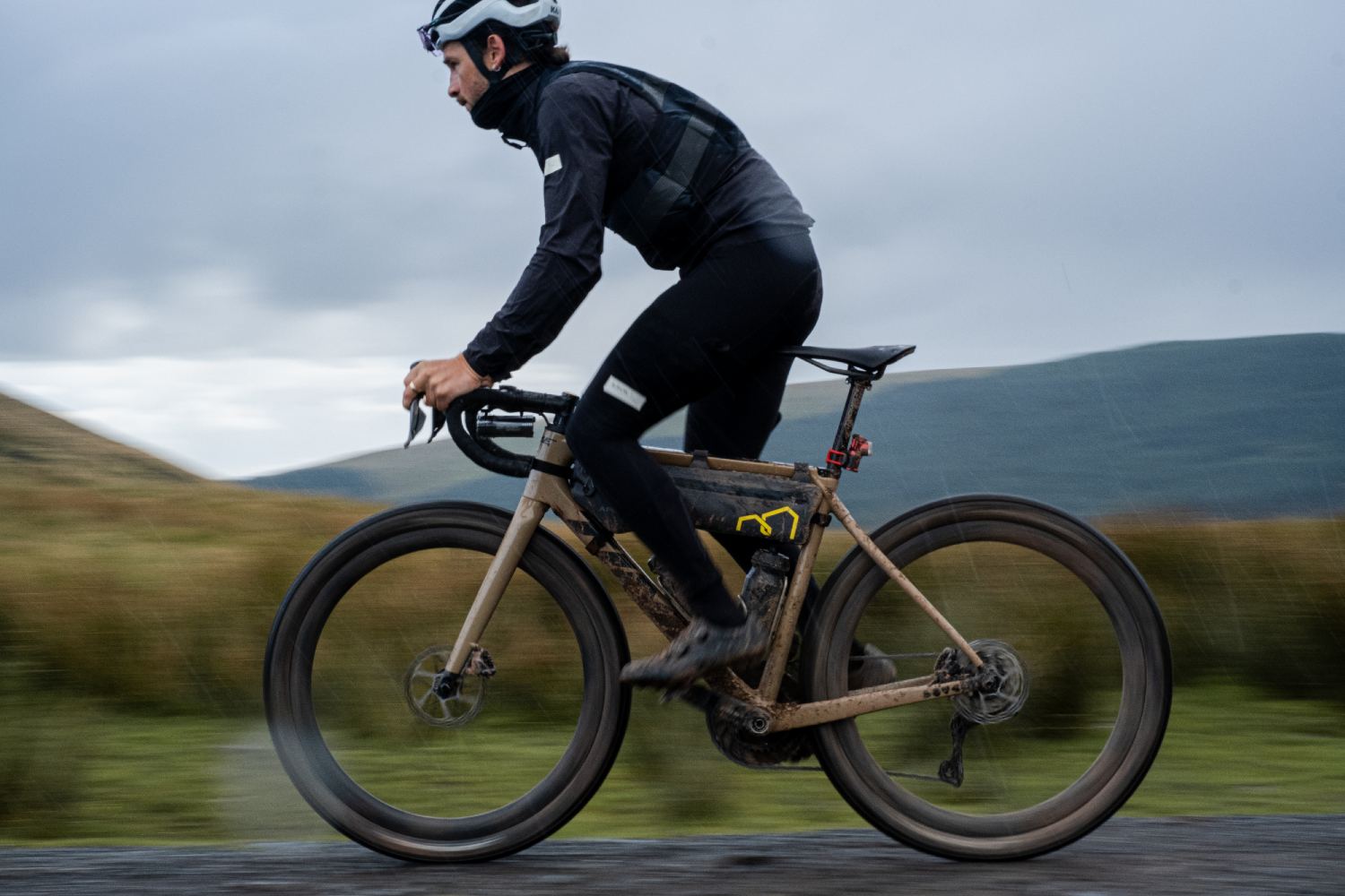Sacoche de cadre de la gamme Apidura Expedition lors d’un voyage en bikepacking