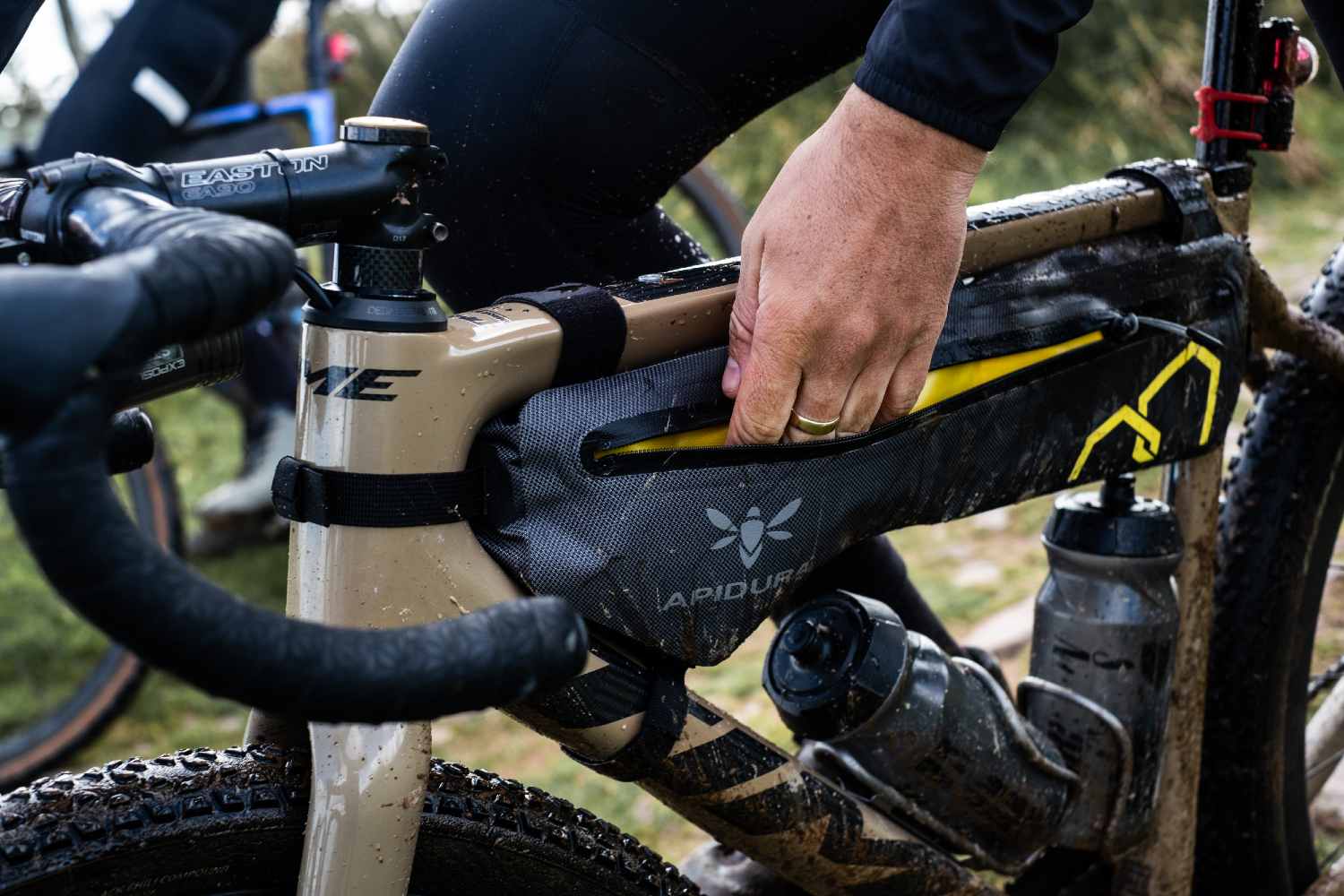 Bikepacking avec la sacoche de cadre de la gamme Apidura Expedition
