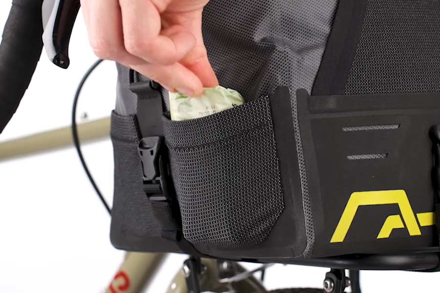 Udvendige netlommer på Apidura Expedition Forbagagebærertaske