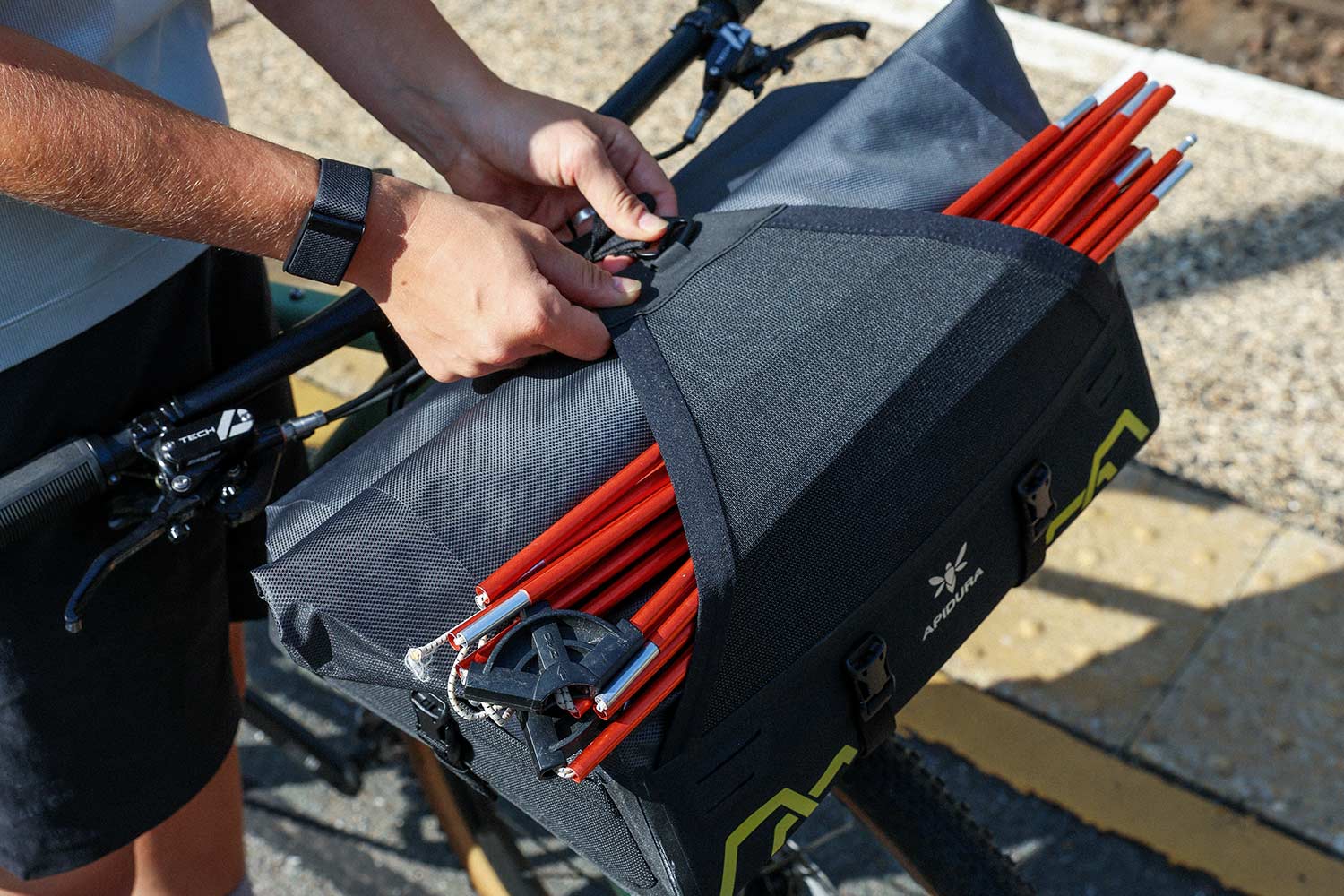 Apidura Expedition Forbagagebærertaske på en touringcykel