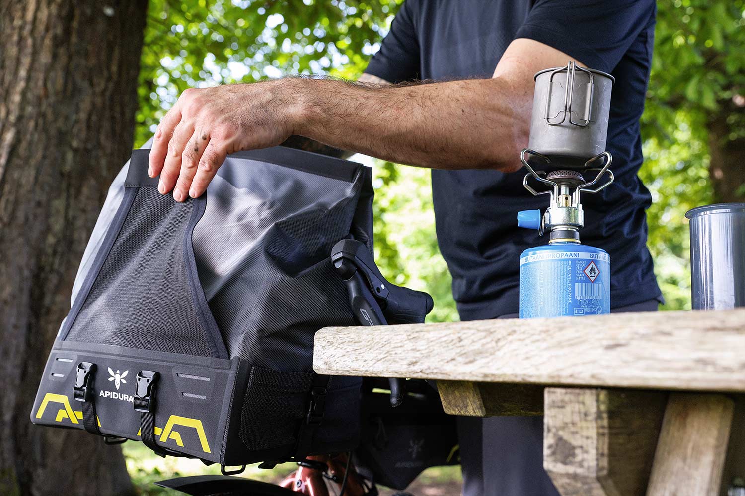 Bikepacking med Apidura Expedition Forbagagebærertaske