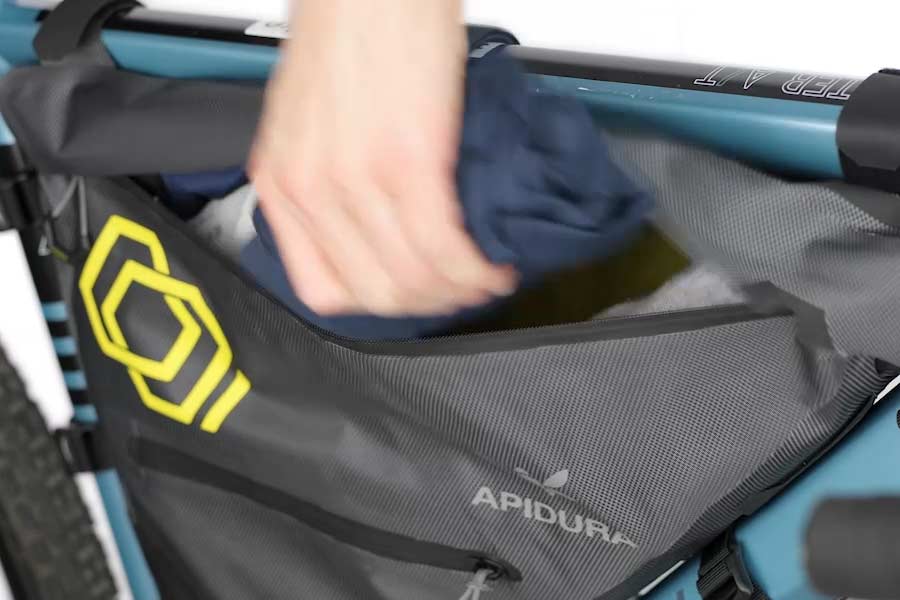 Nem åbning af Apidura Expedition Helrammetaske