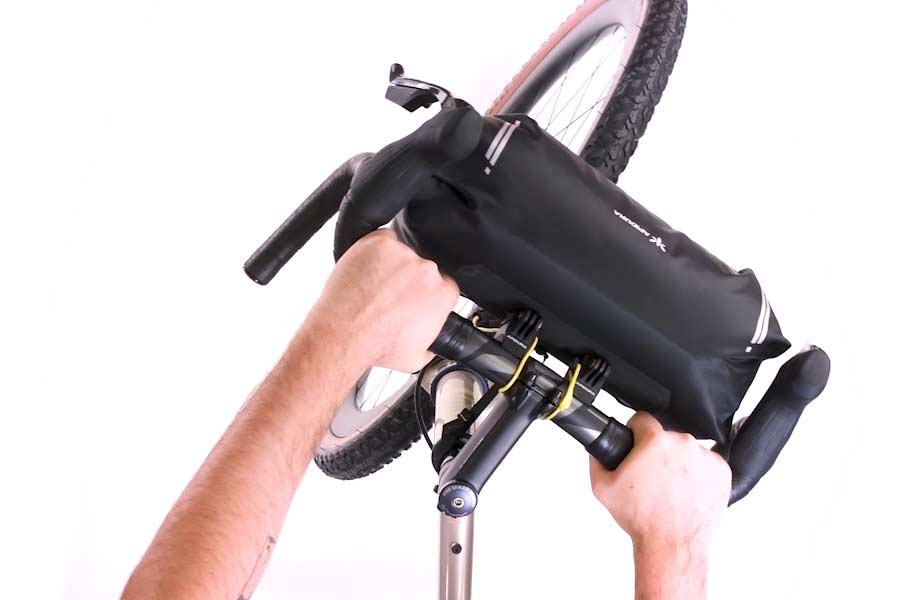 Stabiele bevestiging van de Apidura Expedition stuurtas
