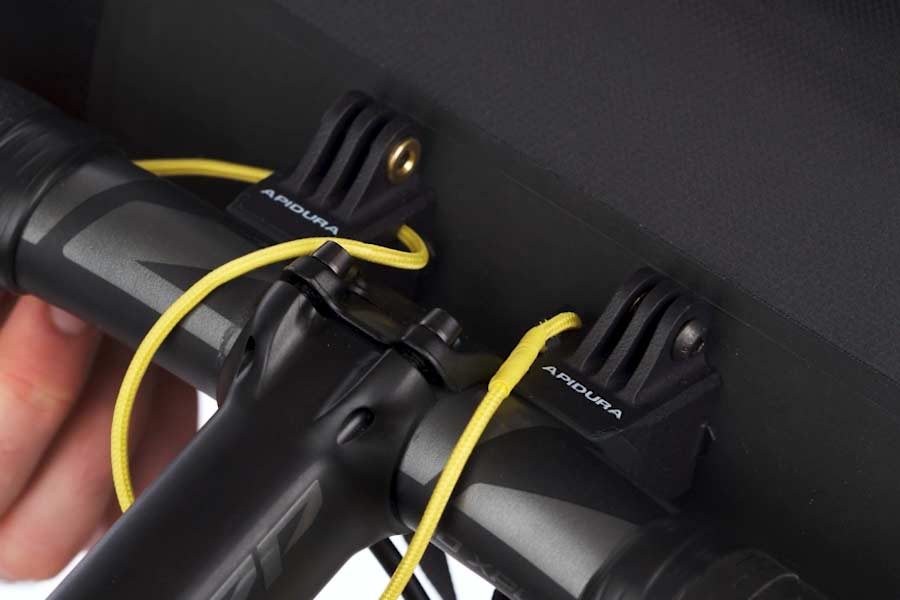 Stability Cord rond stuur en stuurpen op de Apidura Expedition stuurtas