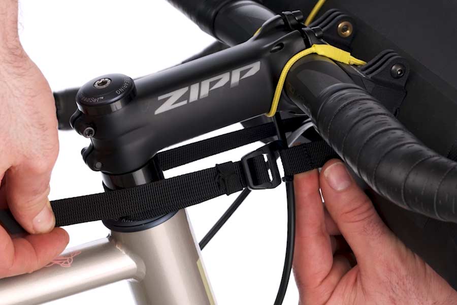 Preload Strap om de balhoofdbuis op de Apidura Expedition Handlebar Pack