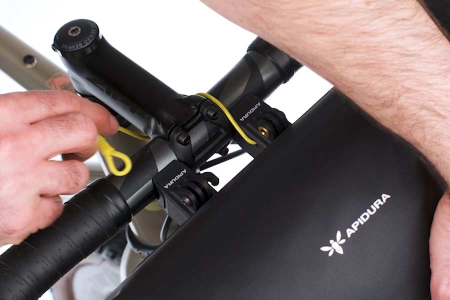 Verstelbare hoek van de Apidura Expedition Stuurtas