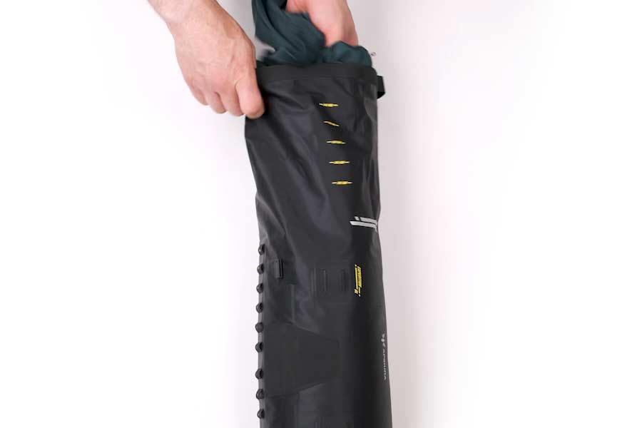 Rolsluitingen voor flexibele capaciteit op de Apidura Expedition stuurtas