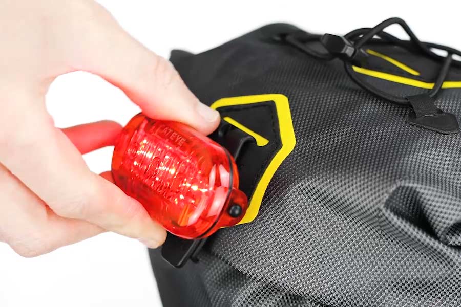 Lygteholder på Apidura Expedition Saddle Pack