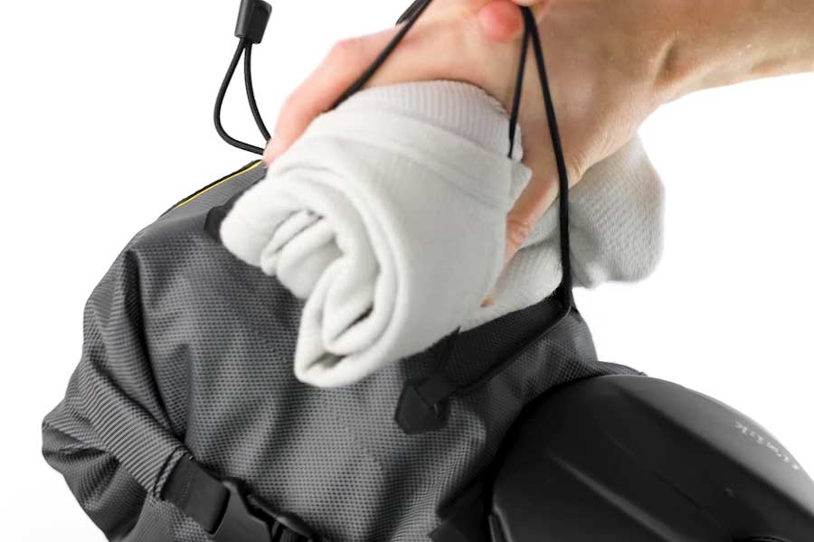 Bungee-snor på Apidura Expedition Sadeltaske