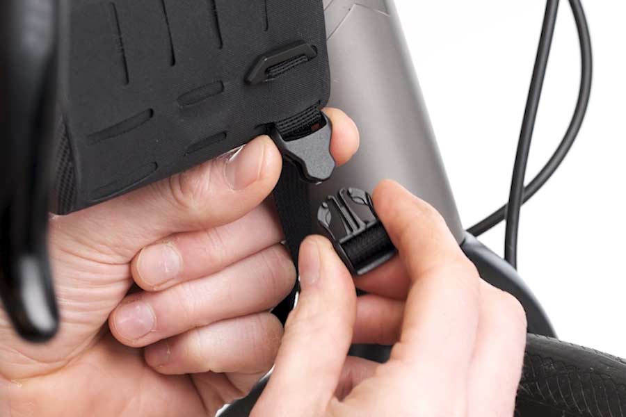 Three-point attachment system of the Apidura Expedition Stem Pack