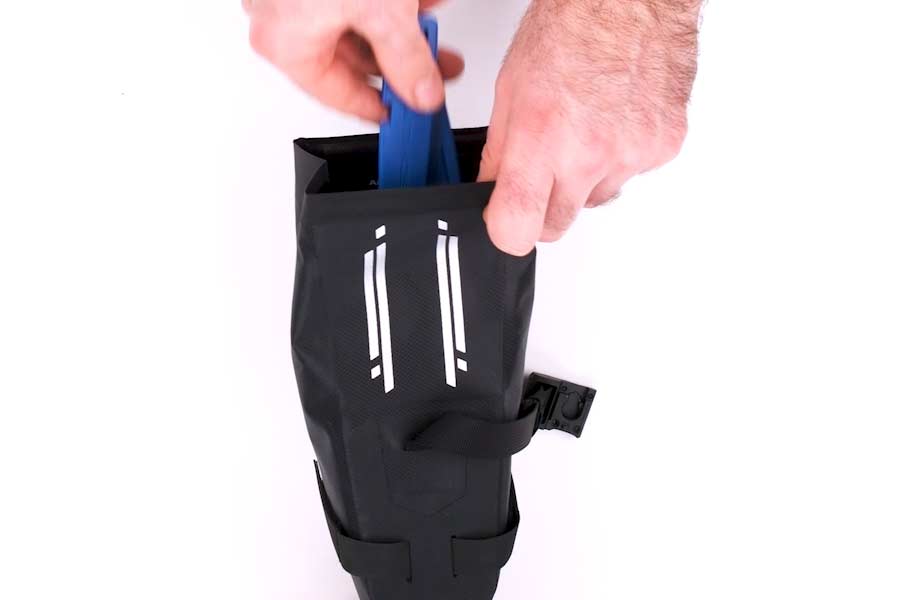 Magnetlukning på Apidura Expedition Tool Pack 1 L