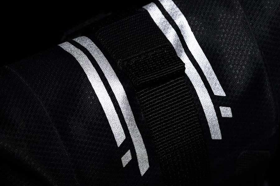 Reflekterende grafik på Apidura Expedition Tool Pack 1 L