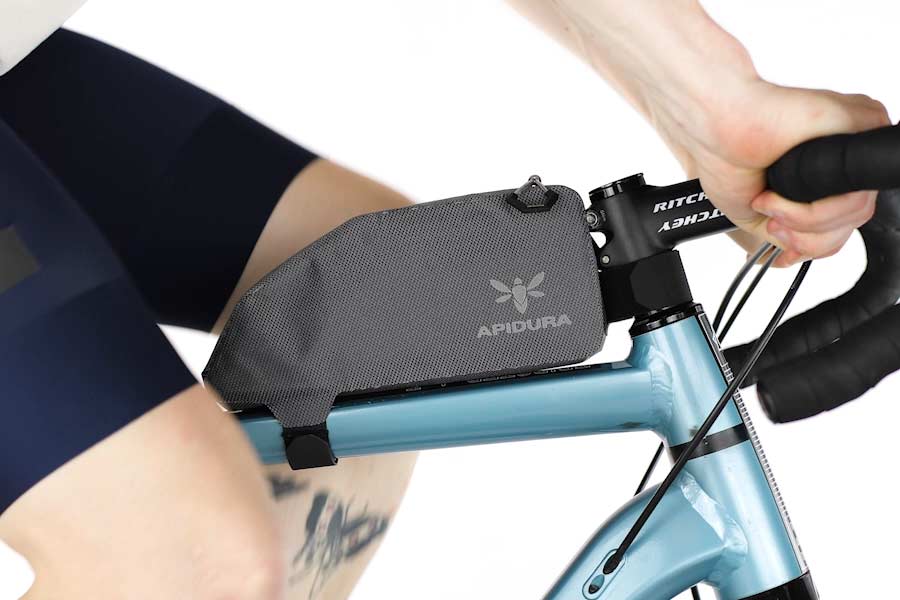 Knæfrigang med Apidura Expedition Top Tube Pack