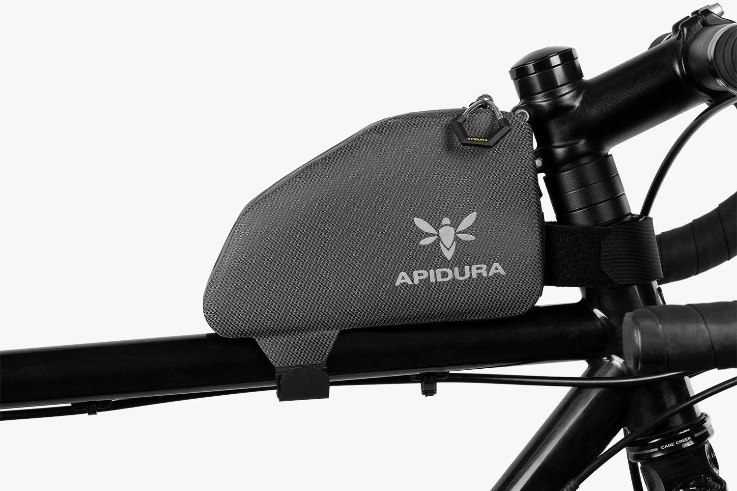 Apidura Expedition Overrørstaske på en cykel