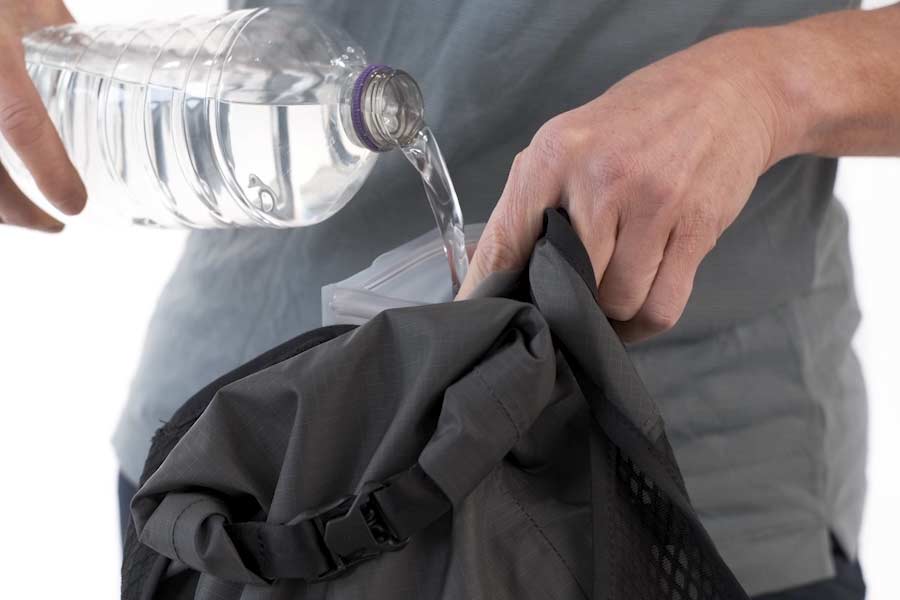 Påfyldning af Apidura Fast-Flow Hydration Bladder, mens den er i tasken