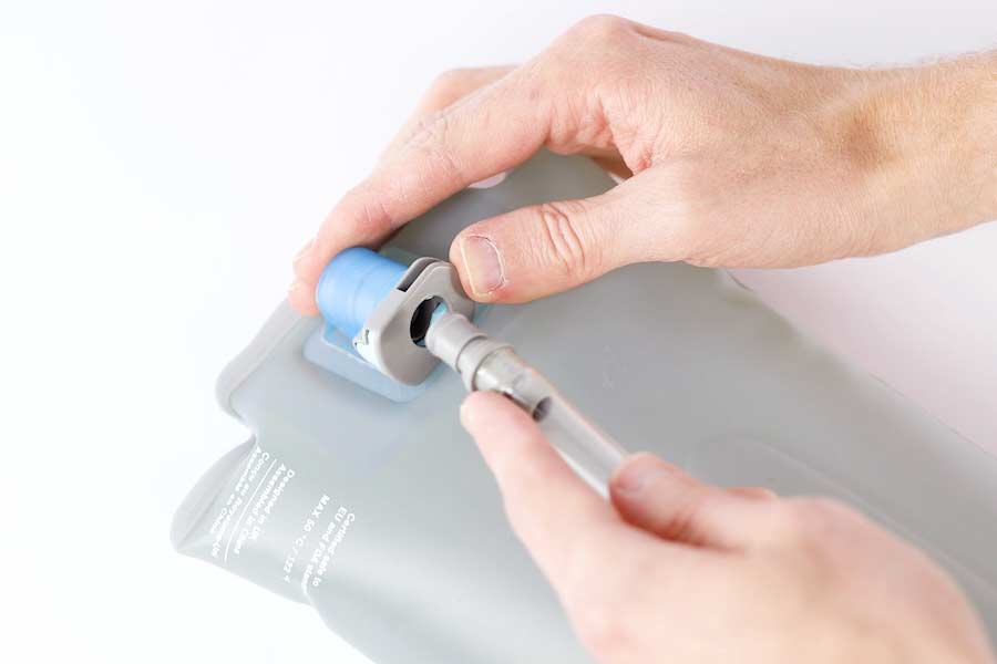 Quick-click-slangeforbindelse på Apidura Fast-Flow Hydration Bladder
