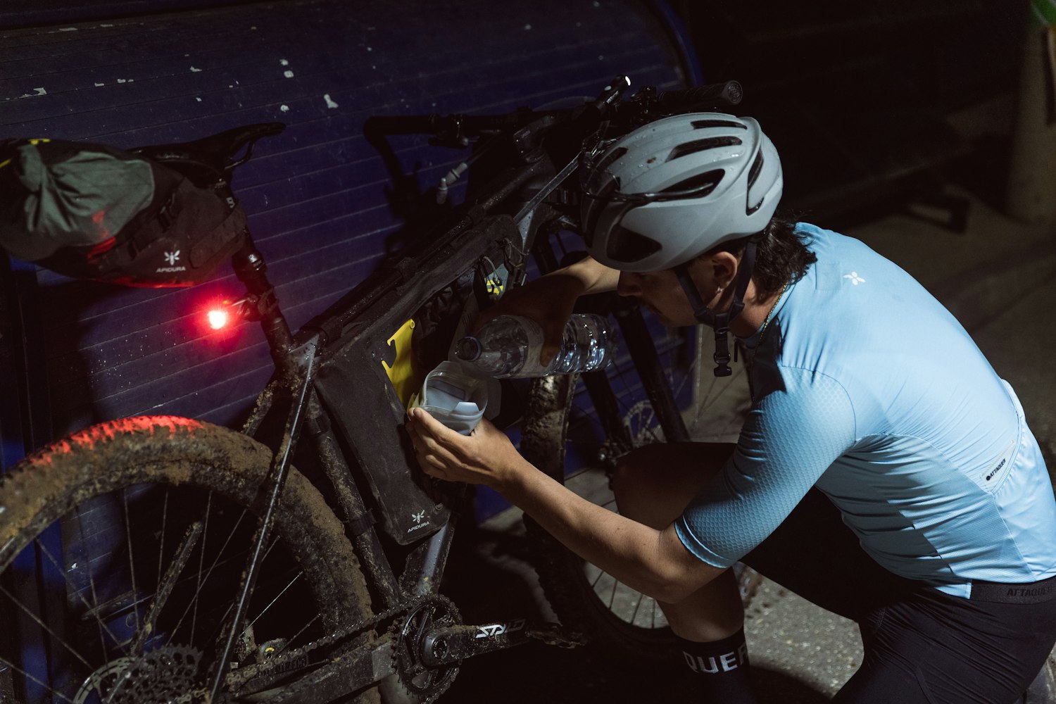 Apidura Rammetaske-drikkeblære i brug på en bikepacking-tur