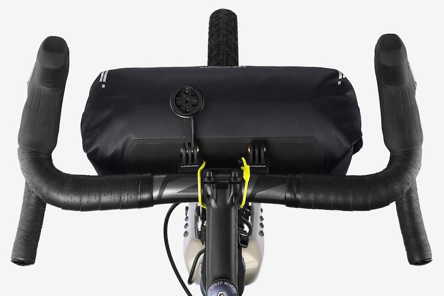 GPS-computer på Apidura Expedition GPS Mount og Expedition Handlebar Pack