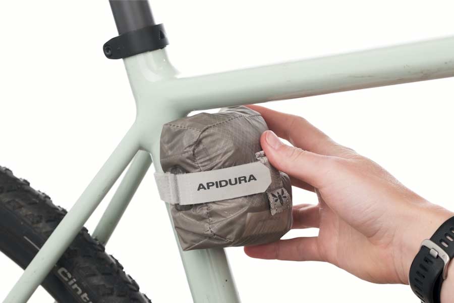 Apidura Packable Backpack pakkes ned i sin integrerede lomme på cyklen