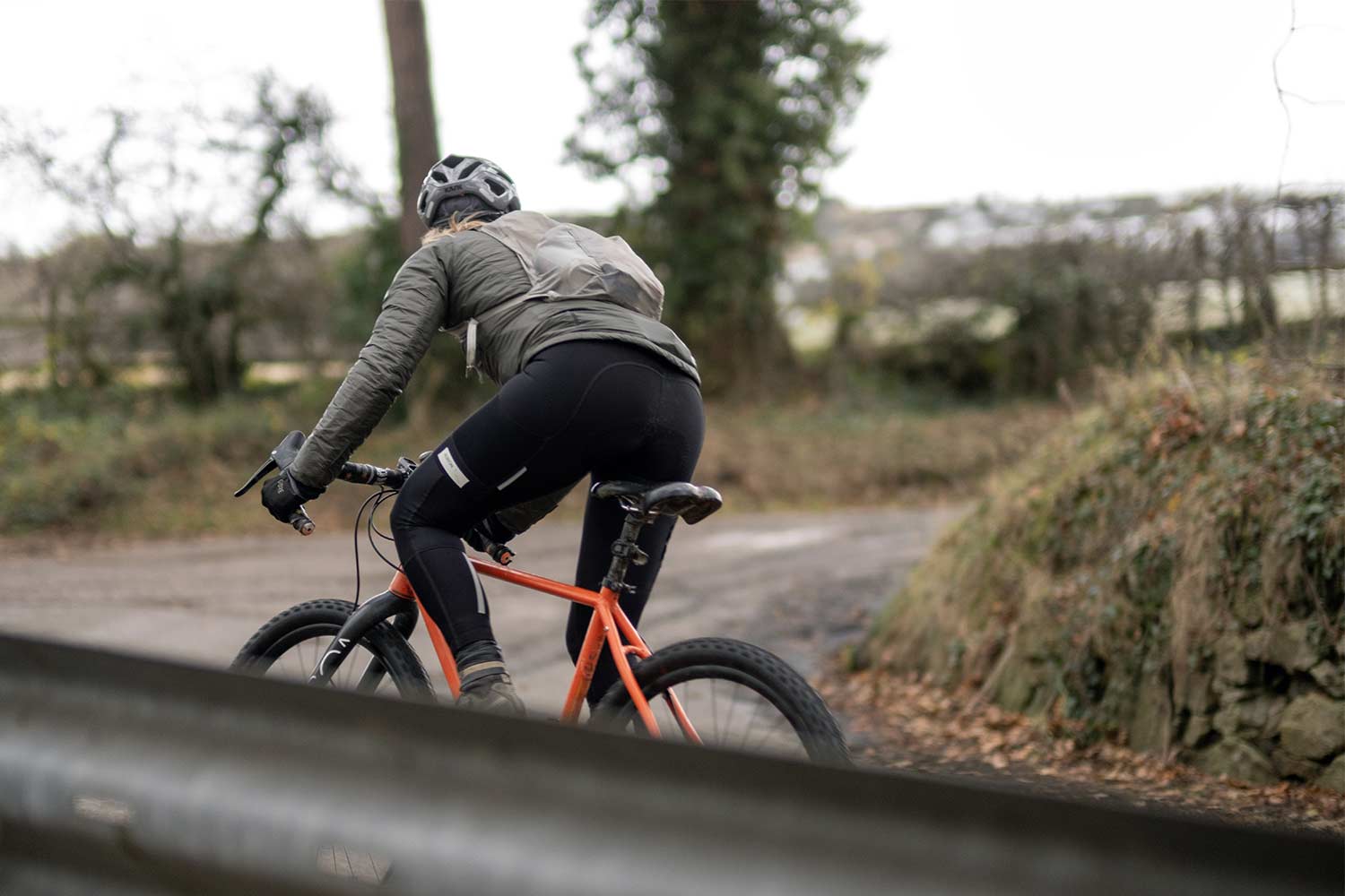 Cyklist med Apidura Packable Rygsæk