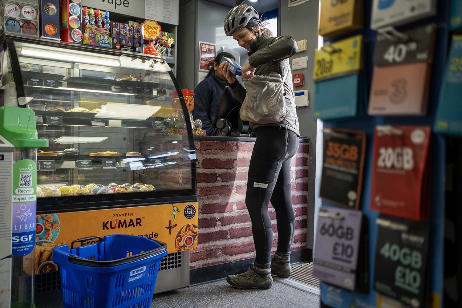 Cyklist med Apidura Packable Musette ved en butiksdisk