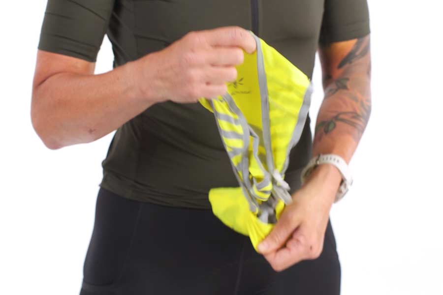 Apidura Packable Synlighedsvest pakkes ned i sin integrerede lomme