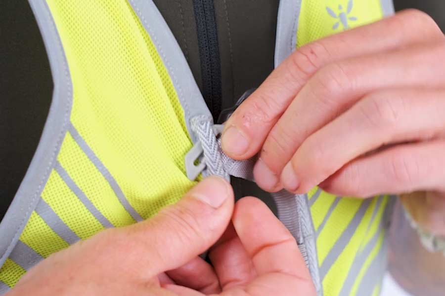Alsidig slidsfastgørelse på Apidura Packable Visibility Vest