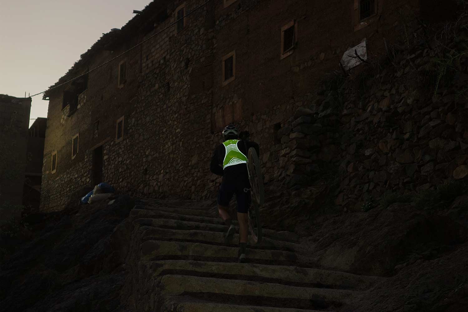 Cyklist iført Apidura Packable Synlighedsvest