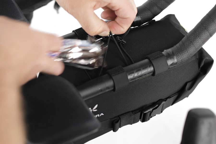 Anpassningsbart expanderband på Apidura Racing Aerobar-väska