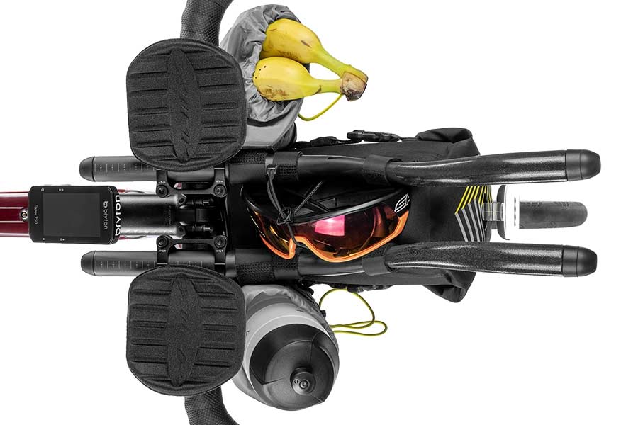 Apidura Racing Aerobar-väska på olika cockpituppsättningar