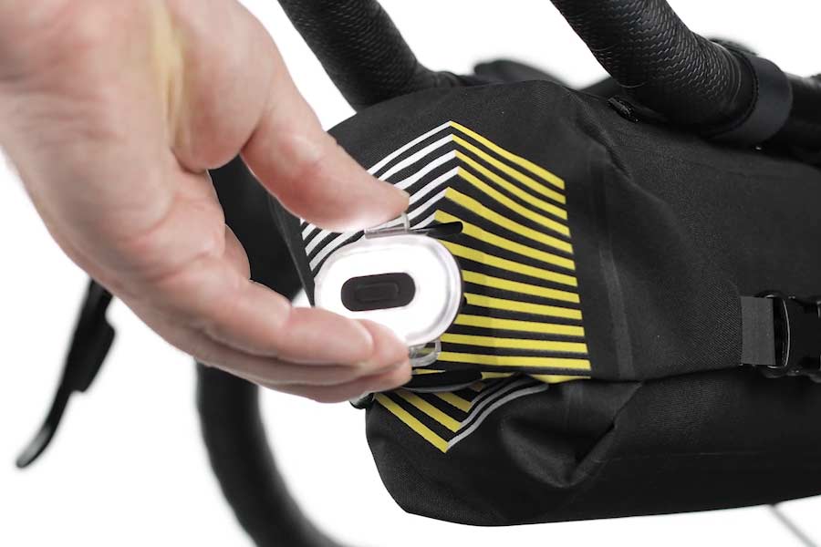 Integrerad lampfästpunkt på Apidura Racing Aerobar Pack