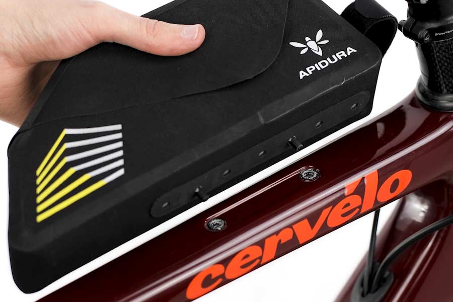 Meerdere boutposities op de Apidura Racing Bolt-On Top Tube Pack