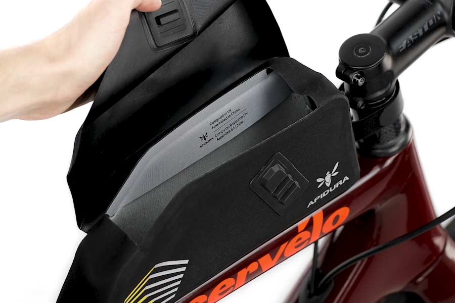 Magnetische opening over de volle lengte van de Apidura Racing Bolt-On Top Tube Pack