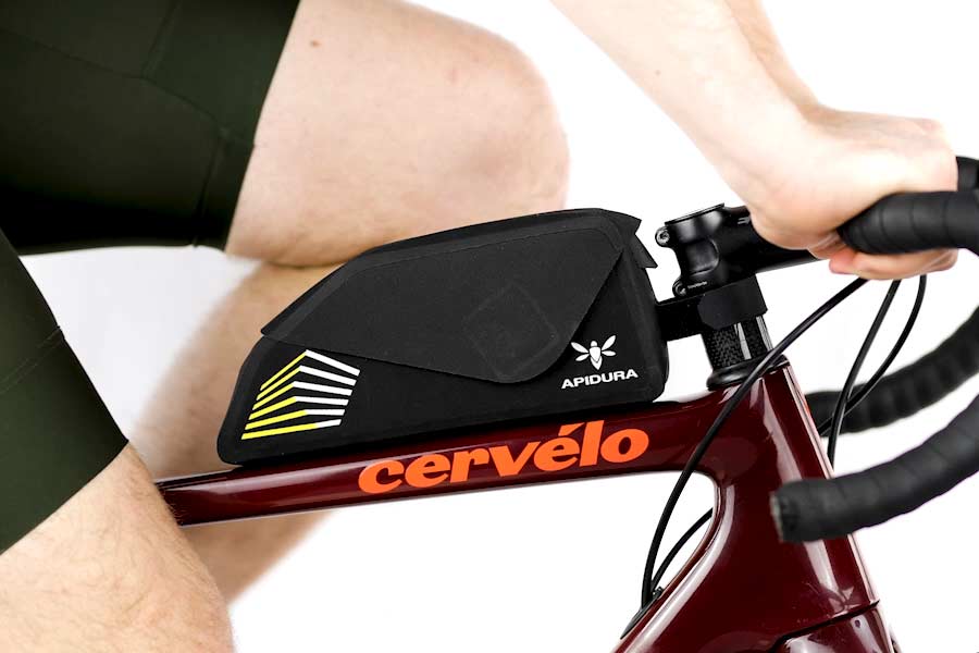 Slank ontwerp van de Apidura Racing Bolt-On bovenbuistas voor kniebewegingsruimte