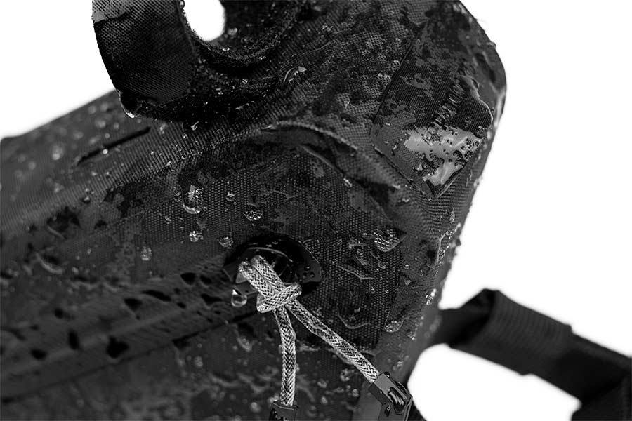 Wasserdichte Hexalon-Konstruktion der Apidura Racing Frame Pack 1 L