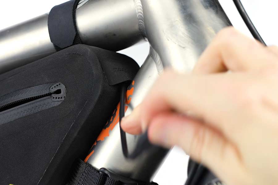Kabelport mit zwei Eingängen an der Apidura Racing Rahmentasche 1 L